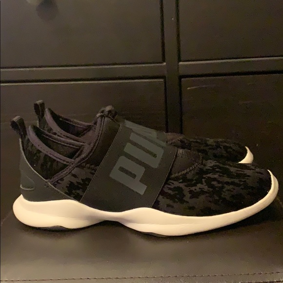 womens black laceless sneakers